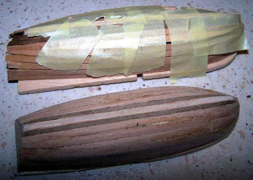 Il rivestimento del primo fasciame è eseguito con il legno più chiaro 