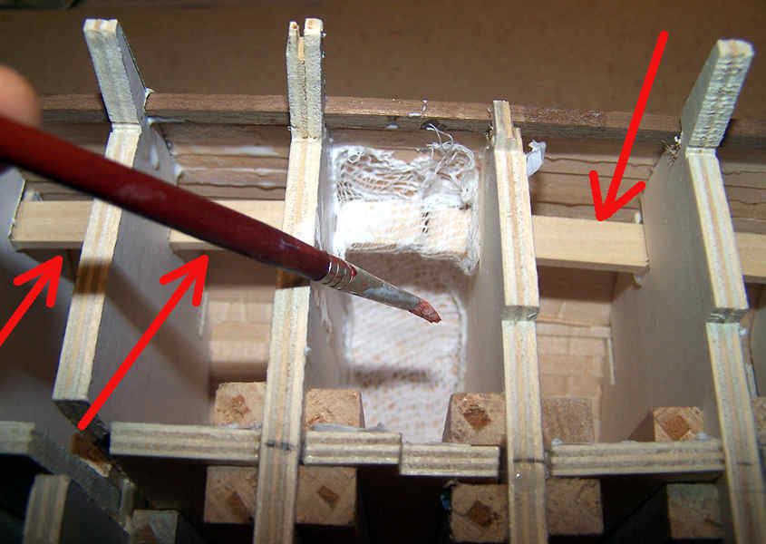 Con un pennello si fa aderire la garze alle pareti dello scafo in modo da irrobustirlo.