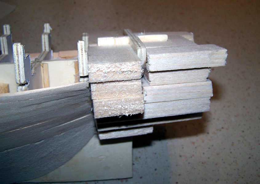 Incollo diversi strati di legno di balsa per potere modificare la forma della poppa.