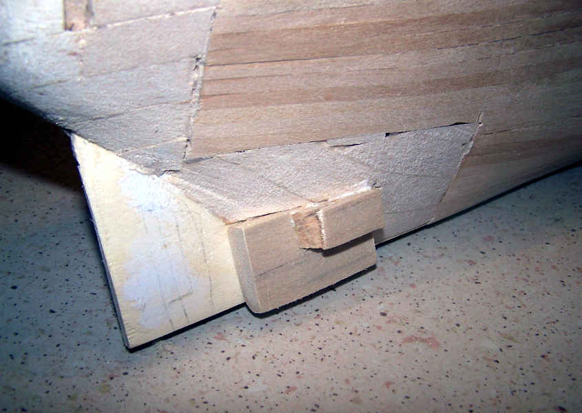 Incollo i blocchetti di legno di balsa sulla parte finale della poppa in modo che siano allineati verticalmente prima dell’elica (da modificare in uno step successivo).