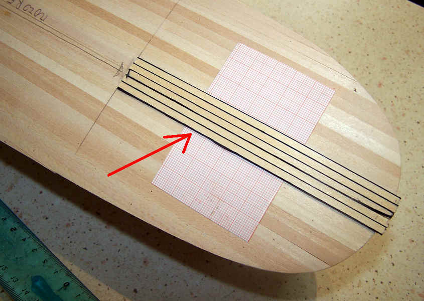 Aiutandomi con la carta millimetrata garantisco che i 5 listelli (i king planks) siano perfettamente paralleli alla mezzeria.