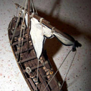 La scialuppa costruita con la chiglia e il doppio fasciame