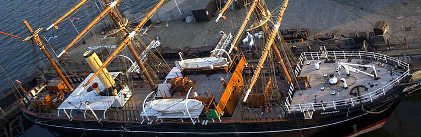 Foto aerea della RRS Discovery ormeggiata a Dundee in Scozia. (Tutti i diritti appartengono al legittimo proprietario).