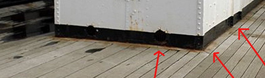 Particolare ingrandito che evidenzia la cornice del boccaporto che accoglie la caldaia della RRS Discovery.