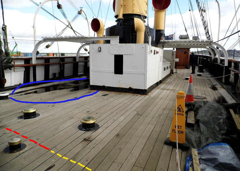 Una foto del ponte (deck) della RRS Discovery ormeggiata a Dundee dalla quale si ricava la larghezza delle assi.