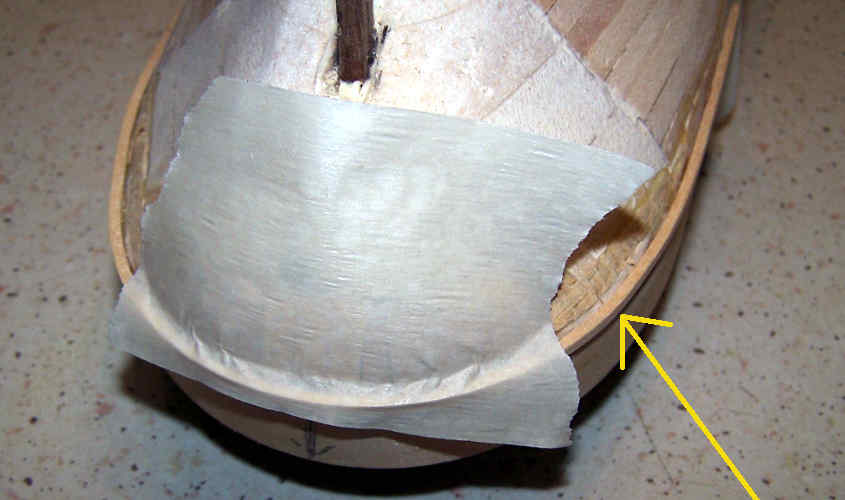 A poppa il legno dell’incintione è piegato a cado.