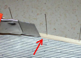 Con una taglierina elimino le eccedenze del tavolato del ponte della Discovery.