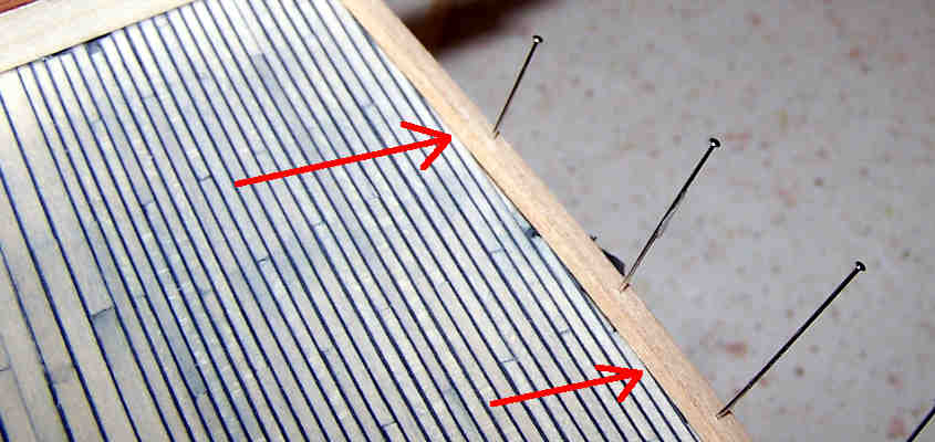 Il trincarino viene bloccato in posizionare con degli spilli.