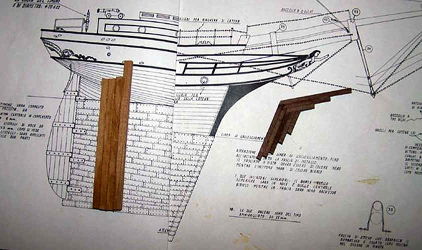 Fasi di realizzazione del timone di poppa e del diritto di prua.