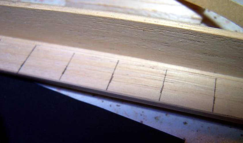La dima di legno con segnate la lunghezza delle lastre di rame.