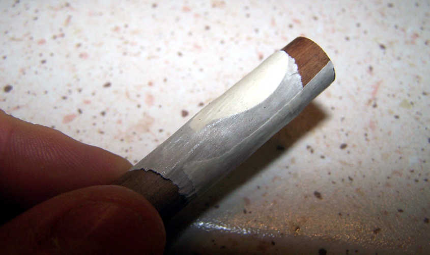Con il nastro di carta faccio aderire le pale al tondino di legno.
