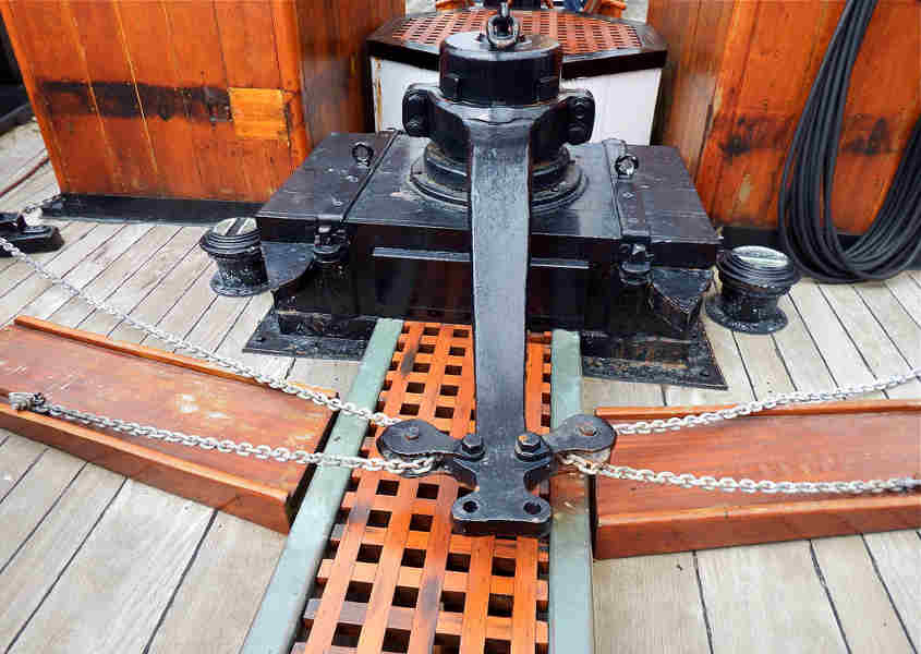 Sul ponte della RRS Discovery si vede la barra del timone sopra un carabottino lungo e stretto.