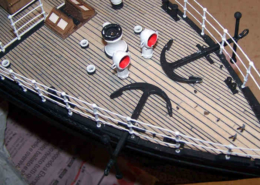 Il ponte della RRS Discovery è quasi completato e consente di vedere come si posizionano le due ancore.