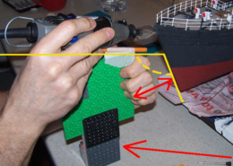 Per ottenere la corretta altezza oltre ad aggiungere degli spessori (sempre di Lego) avvicino o allontano la dima dalla punta della nave.