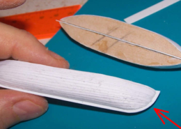 La rifinitura della ciglia va eseguita con una forbicina e della carta abrasiva.