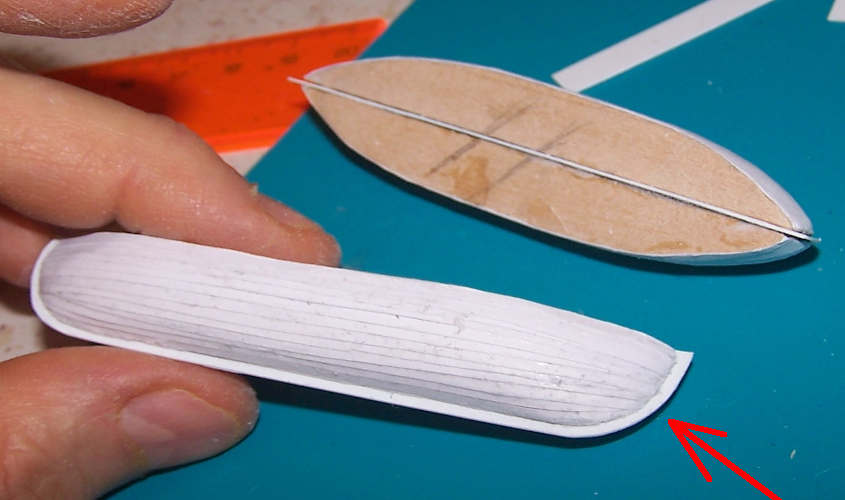 La rifinitura della ciglia va eseguita con una forbicina e della carta abrasiva.