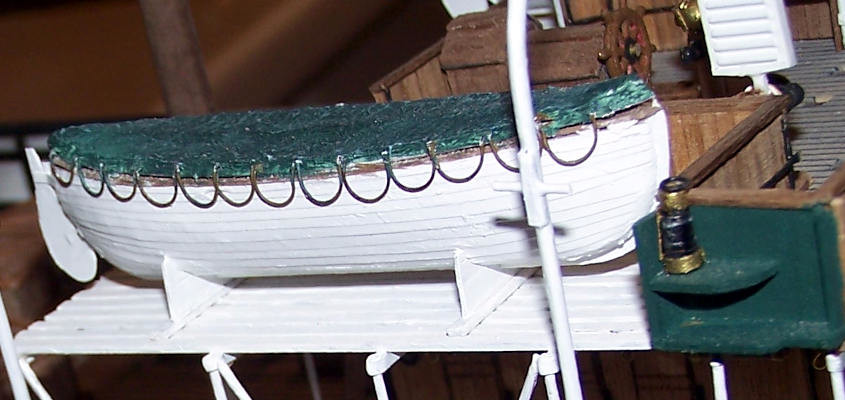 Dipingo di marrone le corde di sicurezza che pendolo dallo scafo delle scialuppe della RRS Discovery.