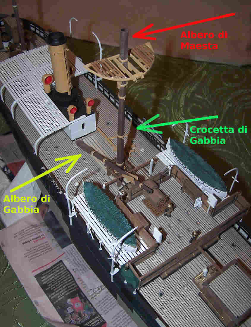 La crocetta dell’albero di Gabbia è smontata ed è appoggiata sul ponte di coperta per permettere il sollevamento sopra all’albero di Maestra.