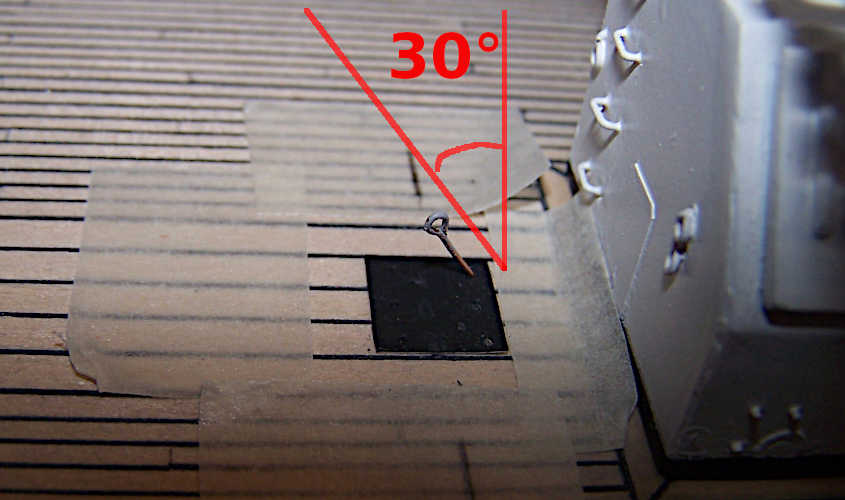 Per evitare che un occhiello del ponte di coperta si sfili durante l’allestimento delle manovre è necessario infilarlo con una angolazione di circa 30 gradi.